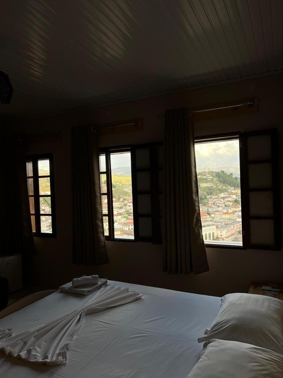 Guest House Lion Berat Zewnętrze zdjęcie